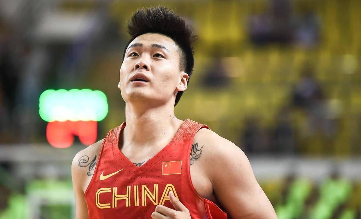 年轻球员在比赛中脱颖而出，成为关键人物的简单介绍