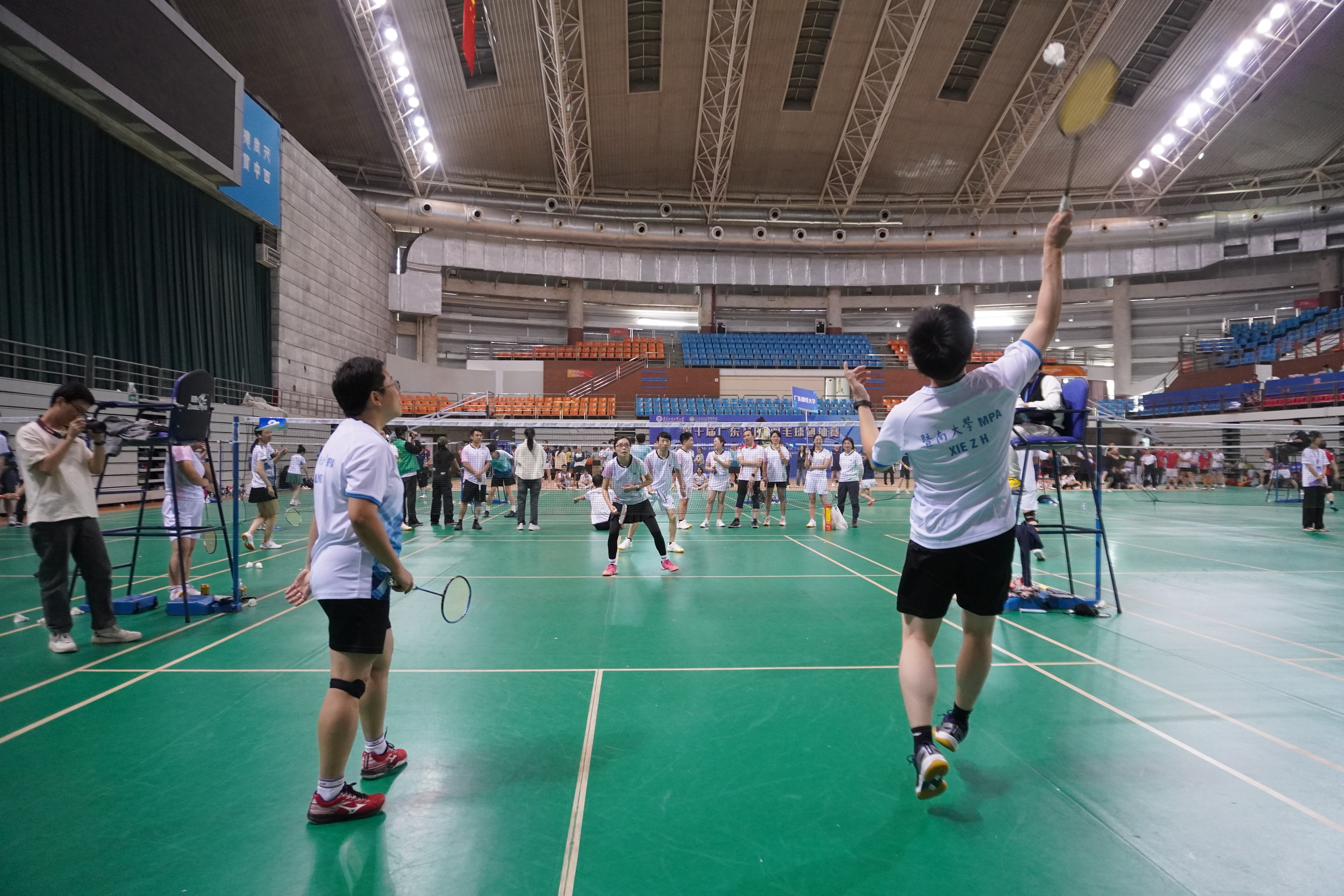 -包含球场上球员们拼尽全力，为胜利奋勇争先的词条