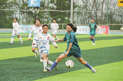 足球赛场万众瞩目：女队球员实力拼搏取胜的简单介绍