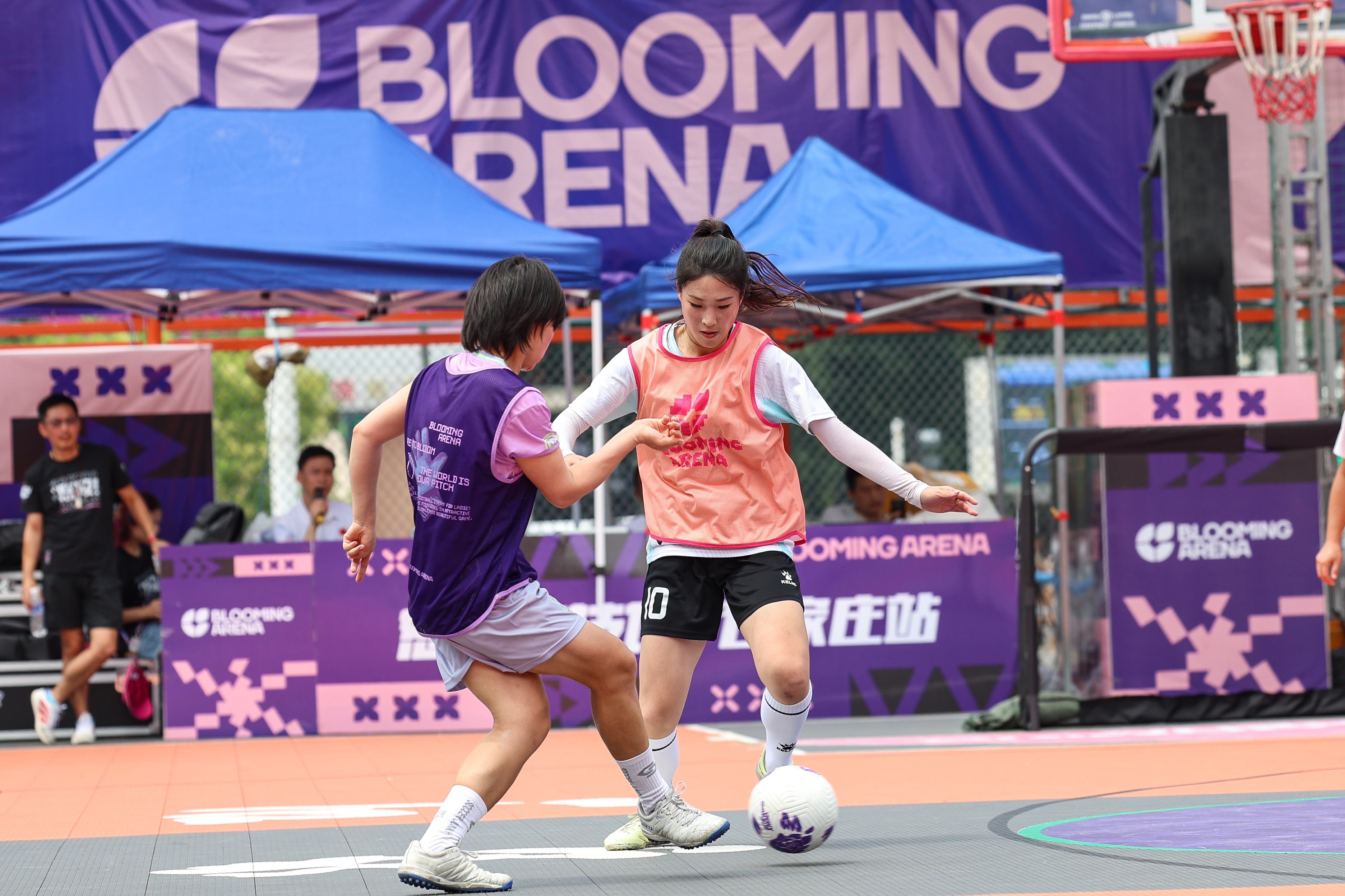 关于足球比赛中，女选手们奋力厮杀的信息