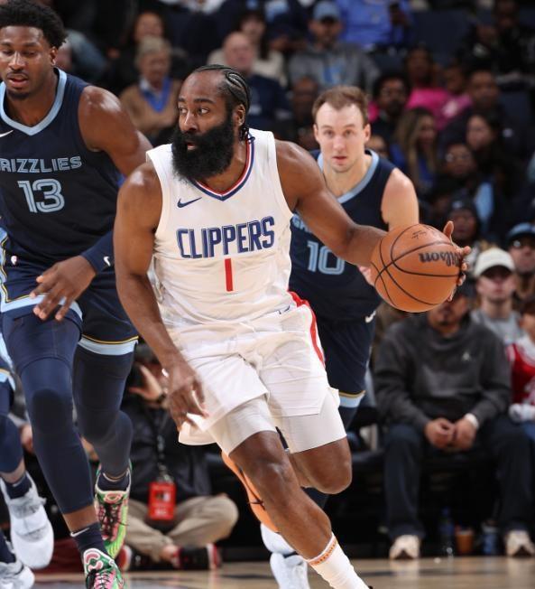 篮网击溃快船，厄文状态火热贡献27+8+4的简单介绍