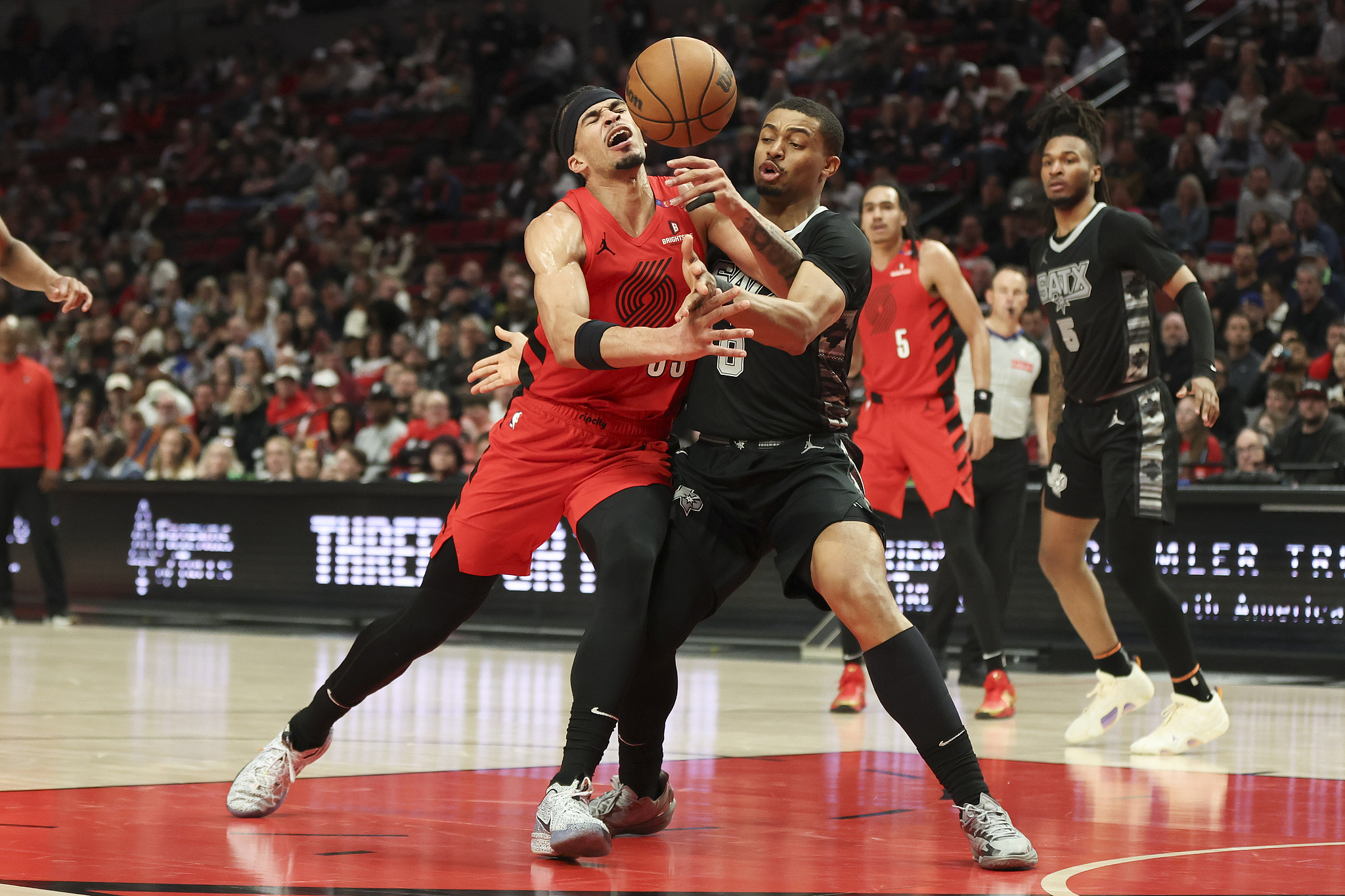 马刺横扫篮网，重返西部前四