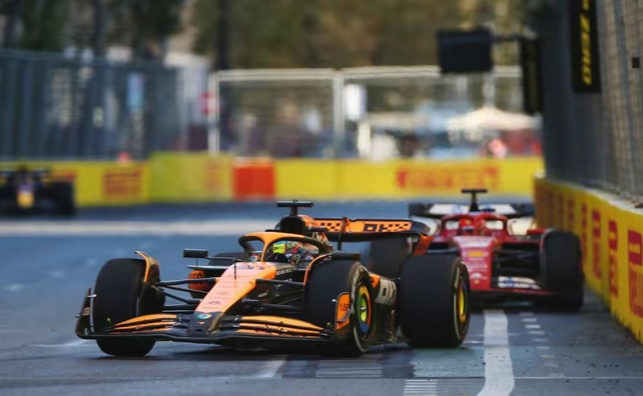 开云官网-威廉姆斯鏖战红牛车队，佩雷兹点燃赛场