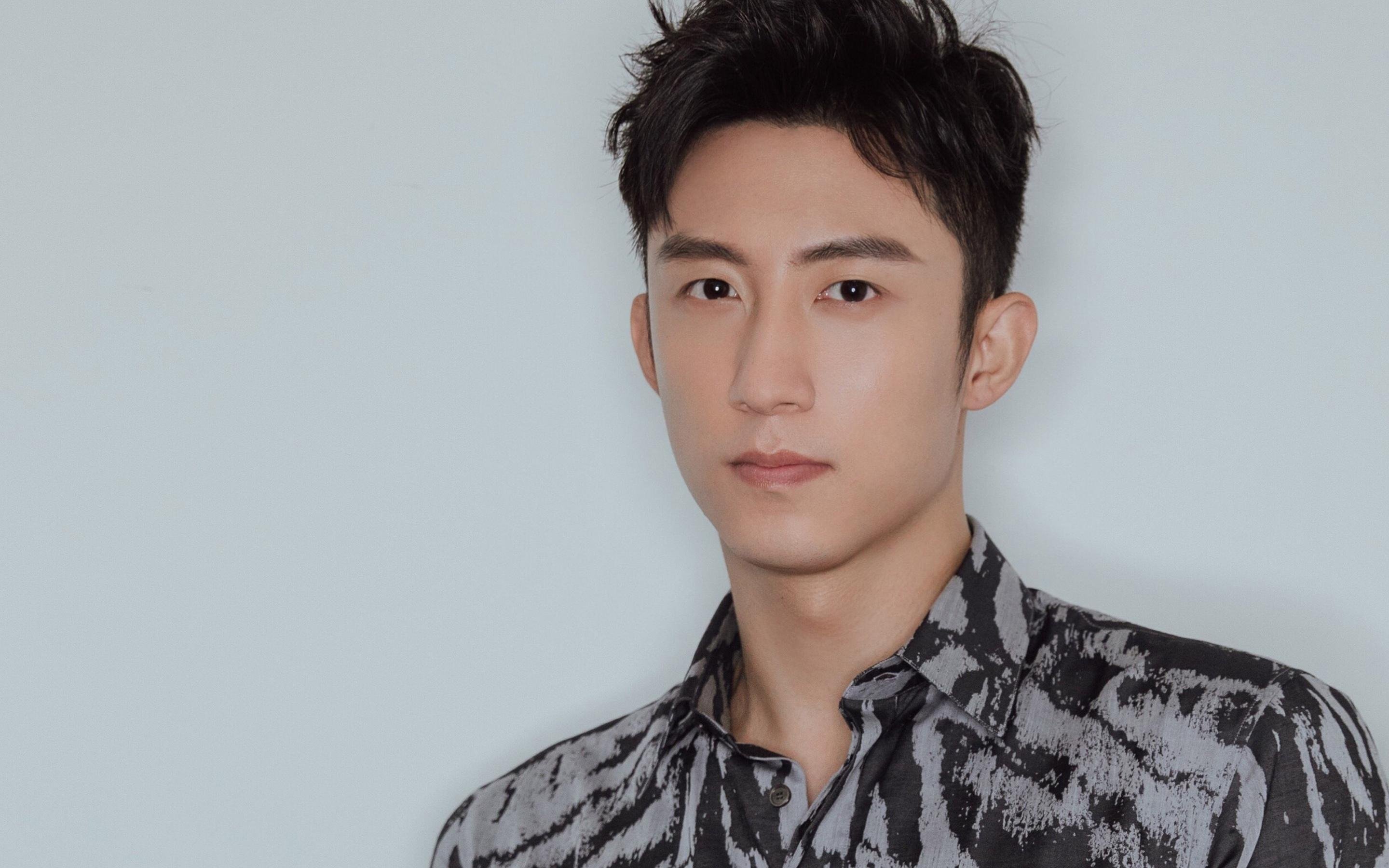 绿茵场上的锁与赛道上的钥匙，防守艺术的双重奏